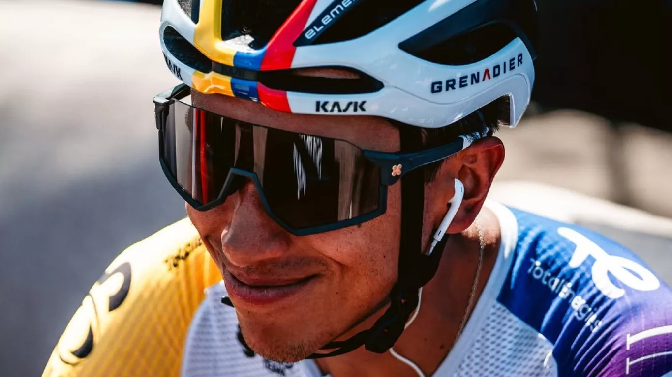 egan bernal ocupa puesto 11 en vuelta a españa