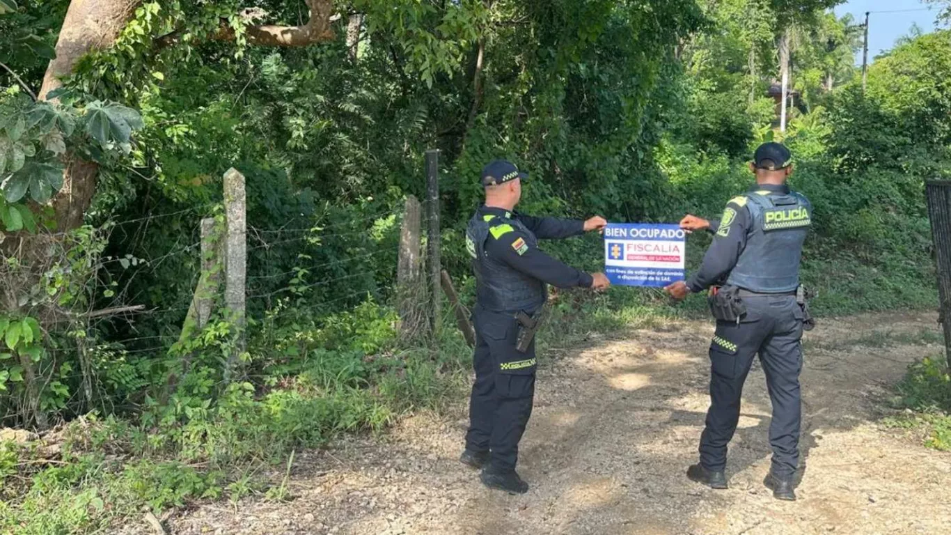 EXTINCIÓN DE DOMINIO A BIENES DE EXFUNCIONARIO SEÑALADO DE LEVANTAR EMBARGOS CON DOCUMENTACIÓN FALSA 