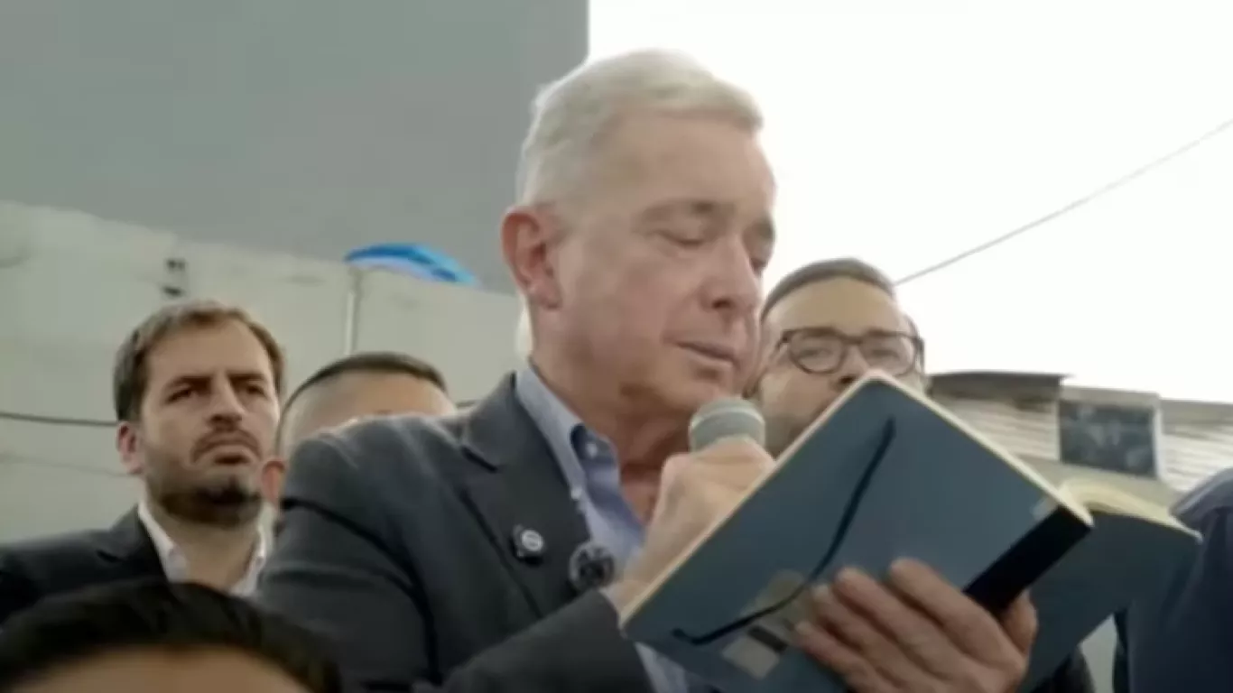 alvaro uribe en parque el golfito
