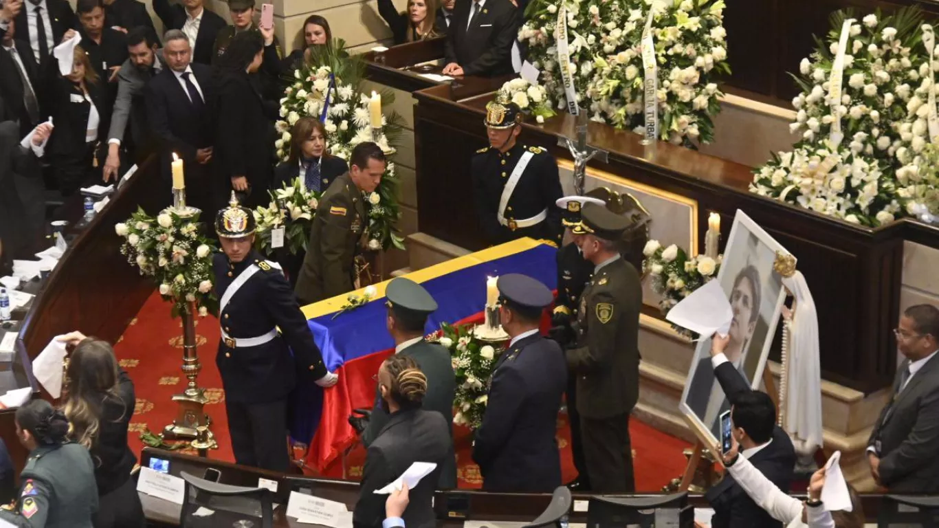 Miguel Uribe Turbay en cámara ardiente