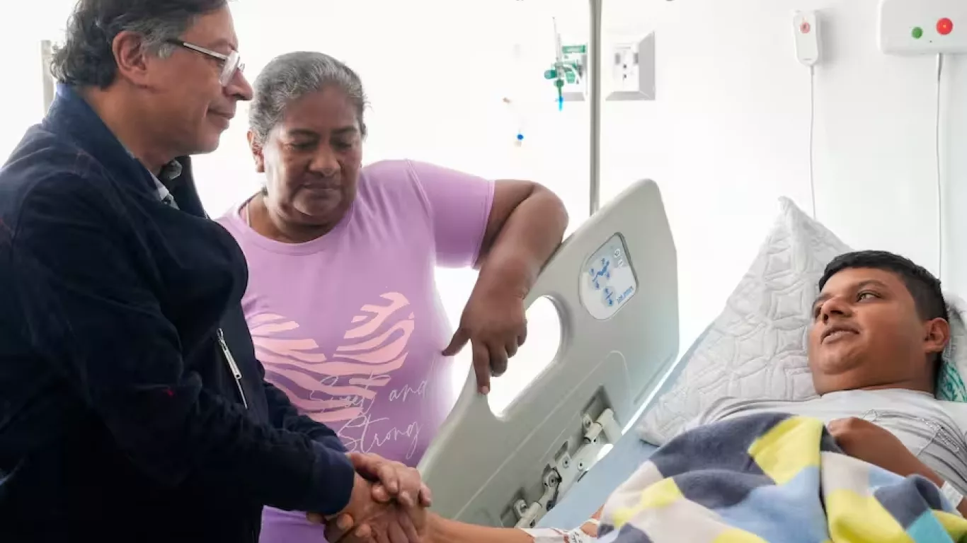 petro visita policias en amalfi