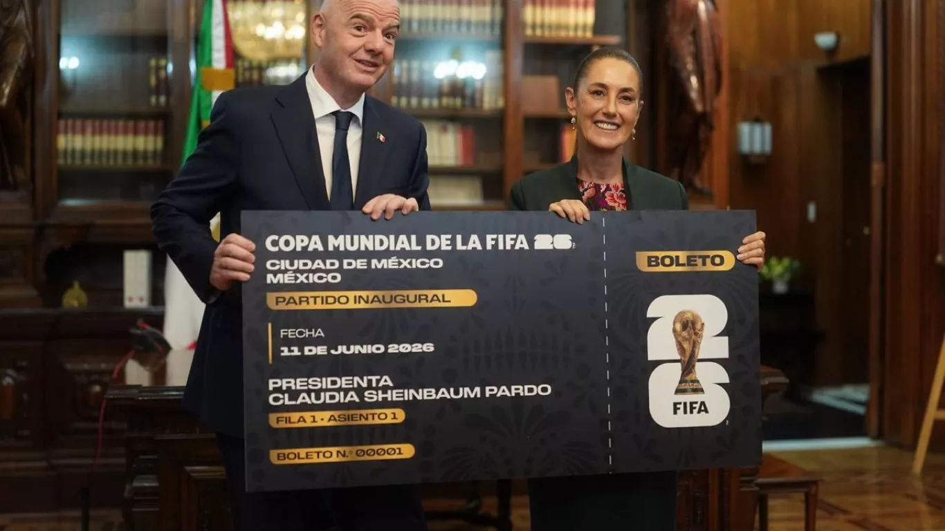 El presidente de la Federación Internacional de Fútbol Asociado (FIFA), Gianni Infantino, entregó a la presidenta de México, Claudia Sheinbaum