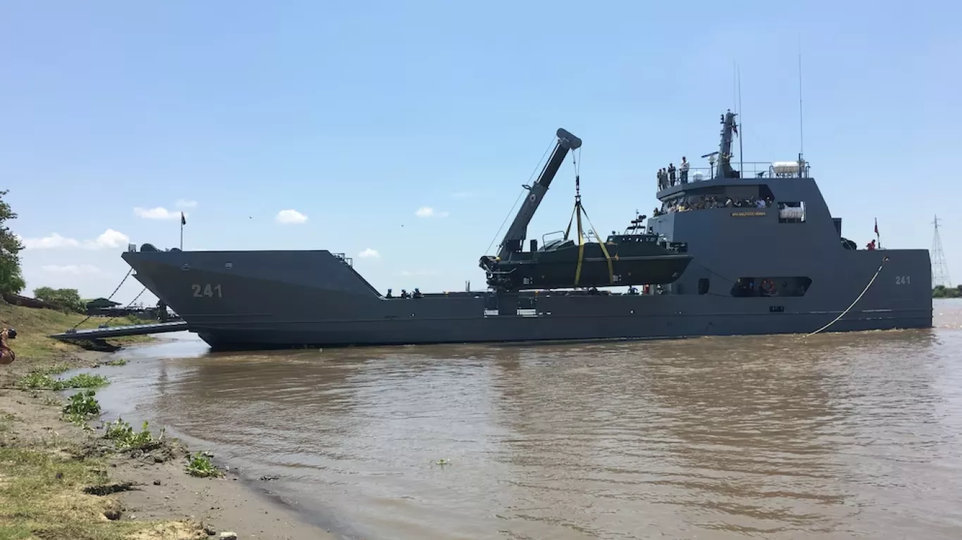 atacan con drones a embarcacion de la armada