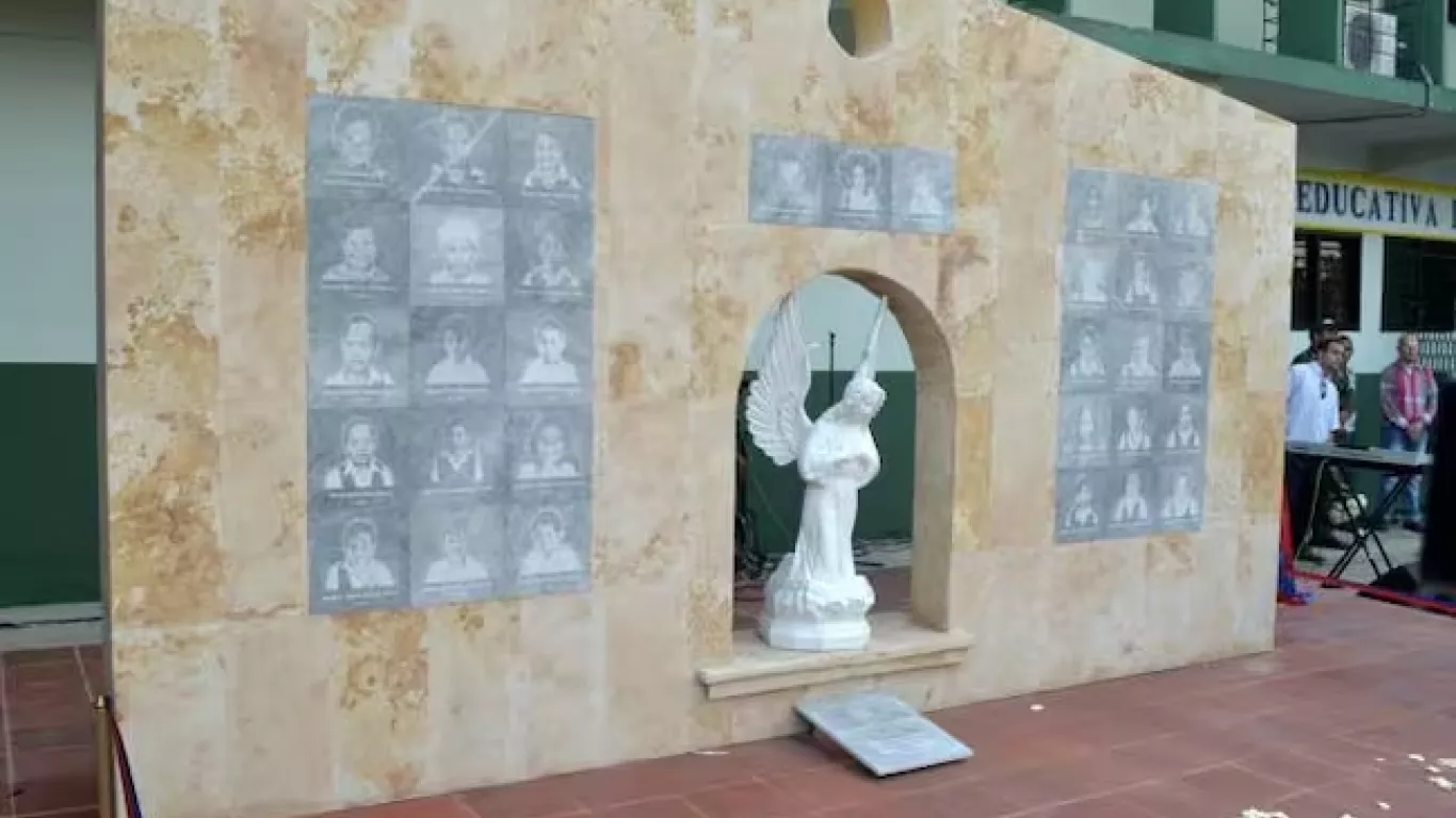 Tumbas de los 33 niños muertos en incendio de bus en 2014 