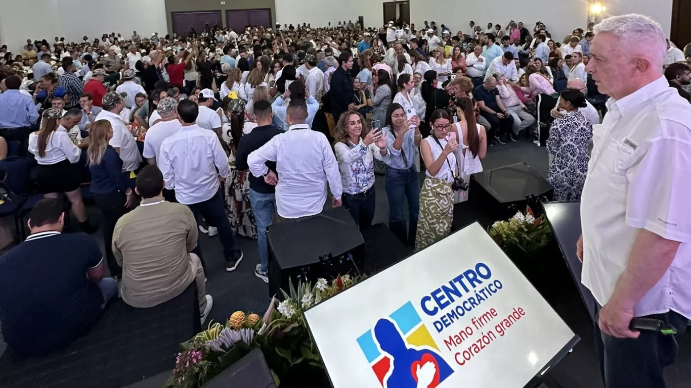 alvaro uribe en reunion centro democratico