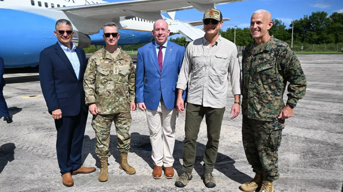 Pete Hegseth llega a Puerto Rico