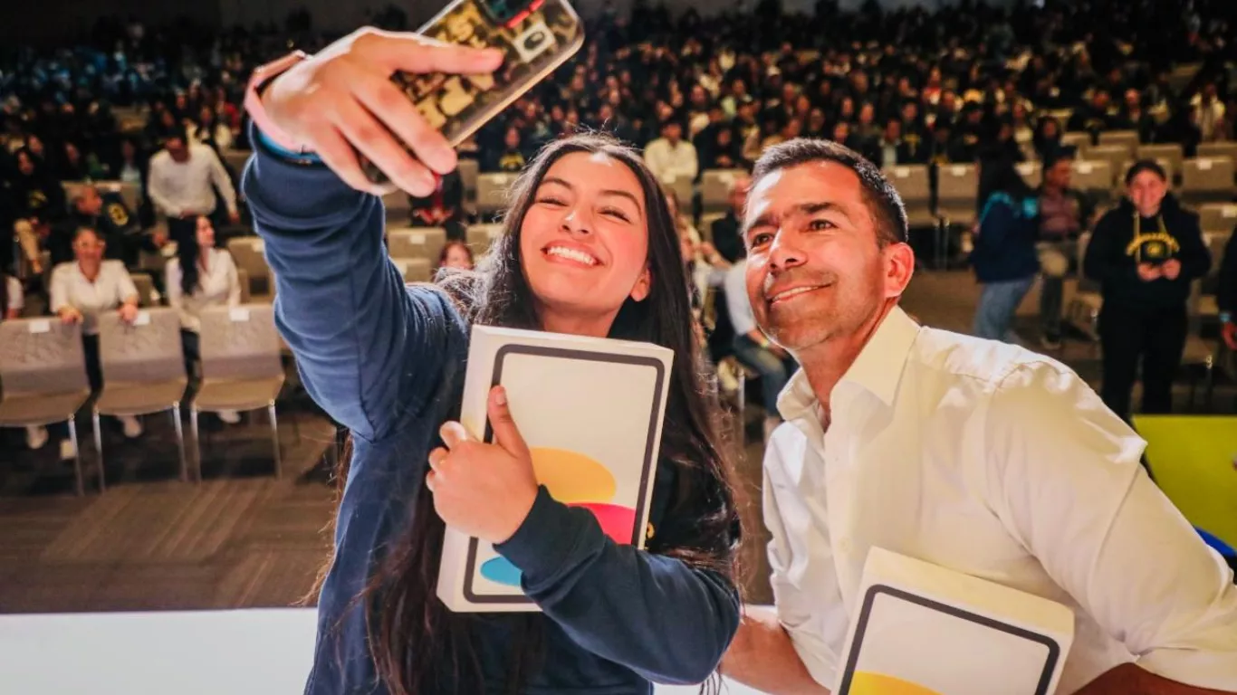 Estudiante beneficiada junto al gobernador de Cundinamarca, Jorge Emilio Rey