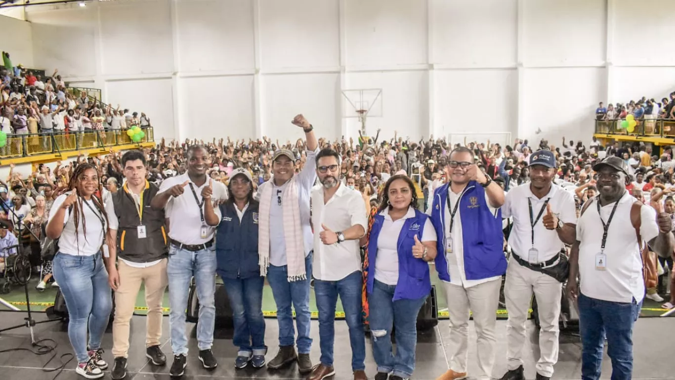 William Tepud, al centro, en firma de convenio que beneficia a 150.000 pescadores. Foto suministrada.