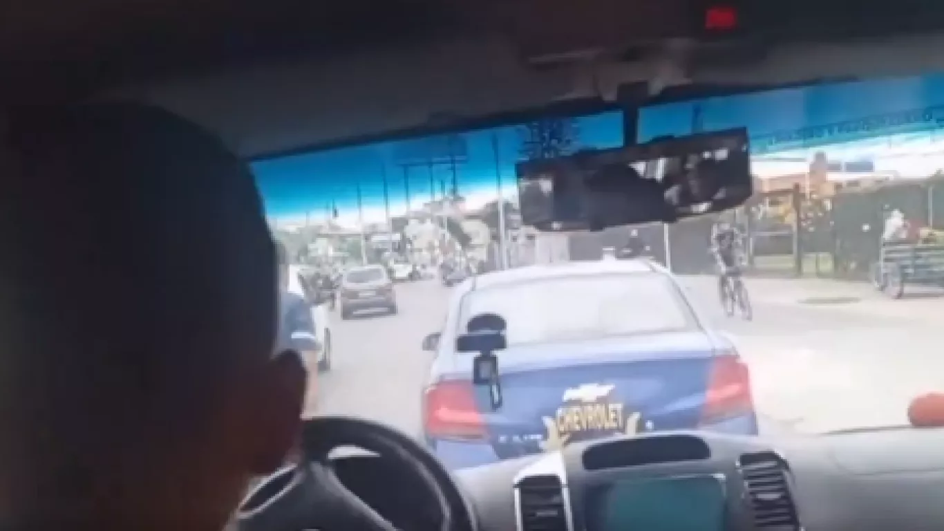 Conductor atacado frente al vehículo del agresor