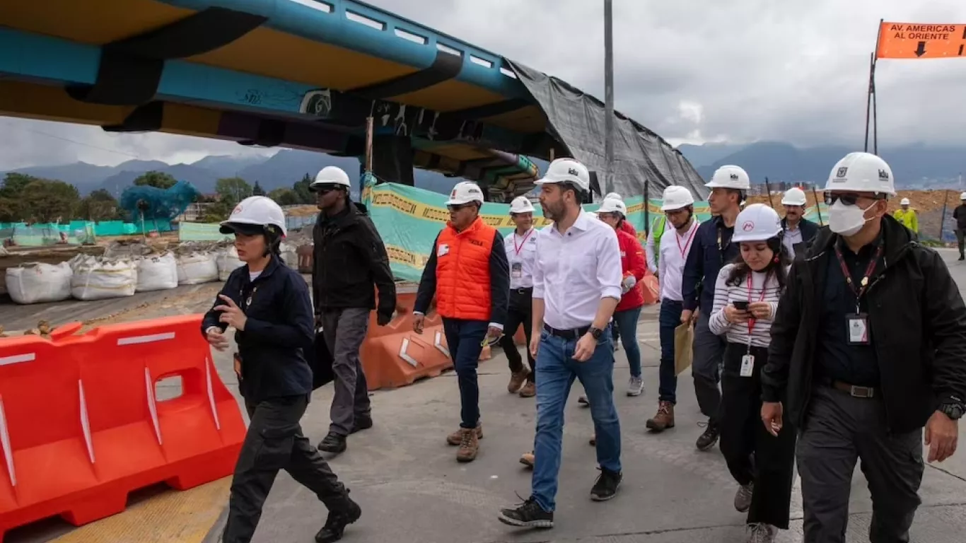 funcionarios de alcaldia en implosion de puentes