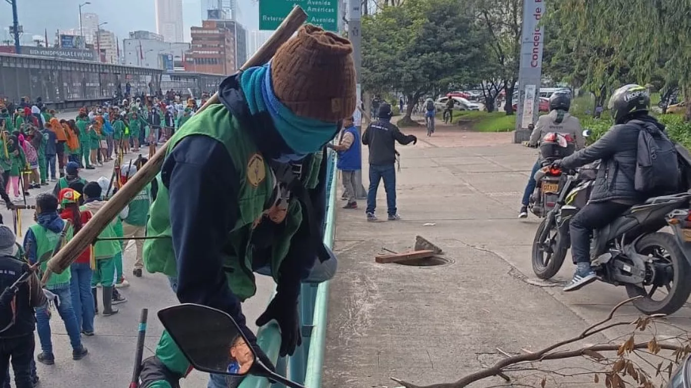 Encapuchado durante protesta del Congreso de los Pueblos