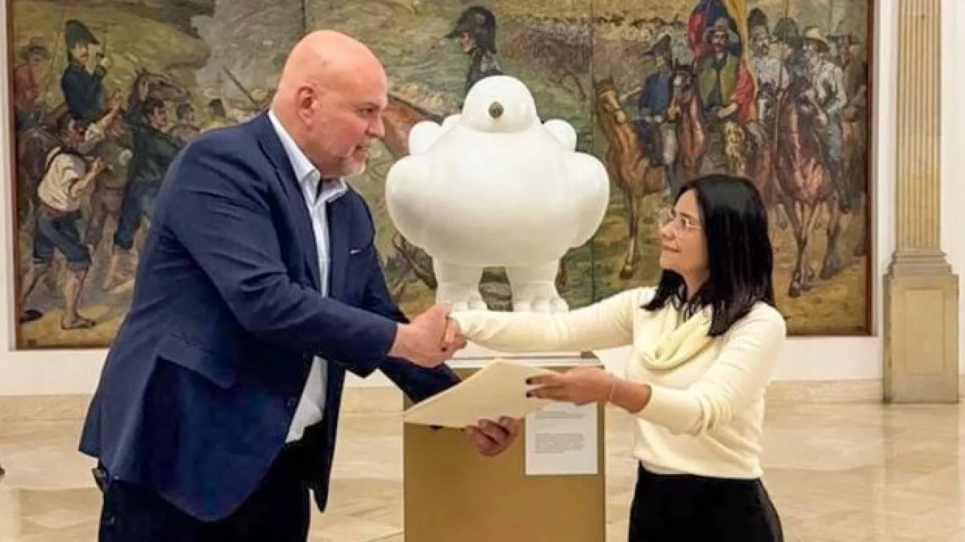 Salvatore Mancuso y la directora del Dapre, Angie Rodríguez