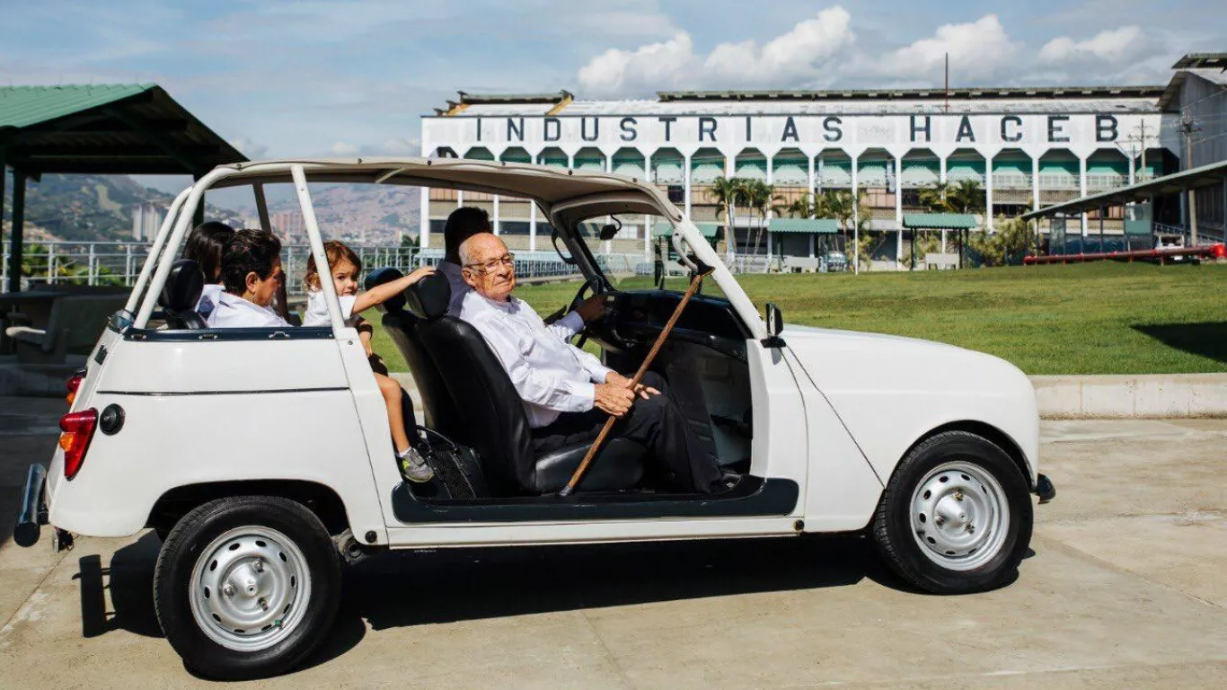 José María Acevedo fundador de Haceb en su Renault 4 que adaptó y lo acompañó hasta sus últimos días. Crédito foto: Tomada de cuenta de X de Haceb.