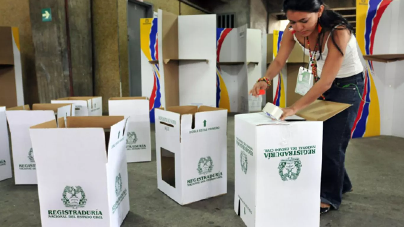 Preparación de urnas para puestos de votación en Bogotá