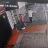 En video quedó el momento en el que un delincuente ataca con una roca a un ciudadano para robarlo 